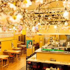 明るく広々とした店内！入口では桜がお迎え