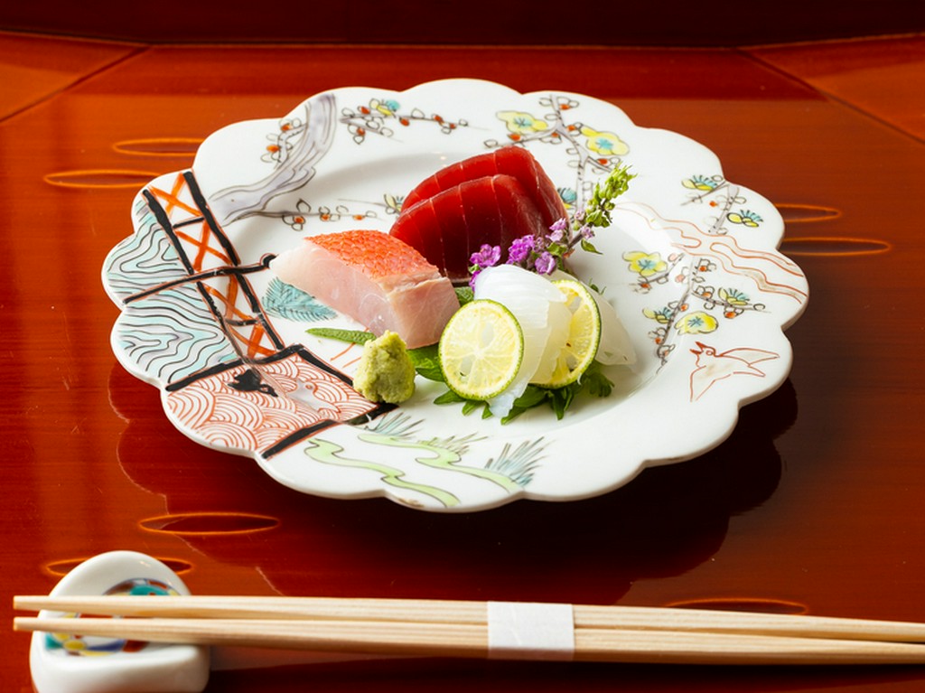 豊洲市場直送。店主が自信をもって目利きした上質な魚介類をつかった『お造り』