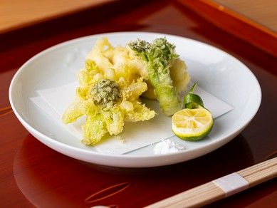 旬を逃さず仕入れられた季節ごとの野菜。サッと揚げて天ぷらに『揚げ物』