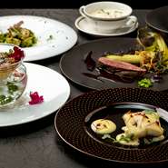 店内には個室もあり、都会の喧騒を忘れられる、静謐なる空間です。記念日や大切なひとの誕生日など、大切な日にオススメの一軒です。
ご希望があればメッセージプレートもご用意可能です。