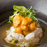 北海道産の新鮮食材をはじめとした、選びぬかれた素材は全国各地から届きます。それらの濃厚な旨みを湛えた厳選素材を組み合わせて、上質なおいしさを生み出しています。