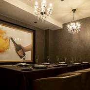 店内には個室もあり、都会の喧騒を忘れられる、静謐なる空間となっています。接待や会食はもちろん、2人の結婚記念日や家族の誕生日など、大切な日にオススメの一軒です。