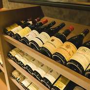 店内には、約数百本のワインが眠る、蔵空間タイプのワインセラーがあります。月替わりのコース料理や、アラカルト料理とのペアリングを楽しむことができます。