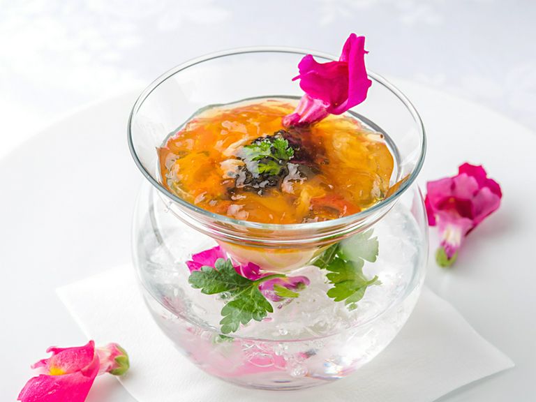 人参の甘さを活かした、季節感たっぷりのオードブル『人参のクレーム、毛ガニとキャビア コンソメジュレ』