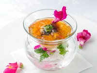 和と洋のハーモニー。コース料理の〆の一皿として提供される『〆の一皿　天然鯛とウニと洋風茶漬け』