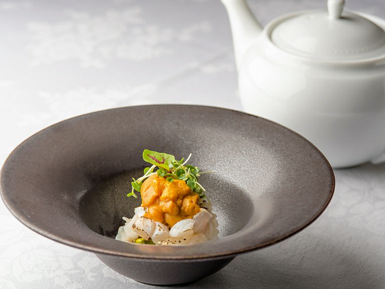 和と洋のハーモニー。コース料理の〆の一皿として提供される『〆の一皿 天然鯛とウニと洋風茶漬け』