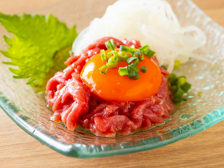 ダントツ人気。リピーター続出の『本日の国産羊のユッケ』