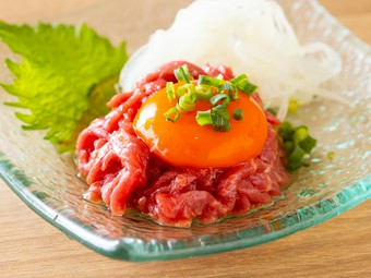 ダントツ人気。リピーター続出の『本日の国産羊のユッケ』