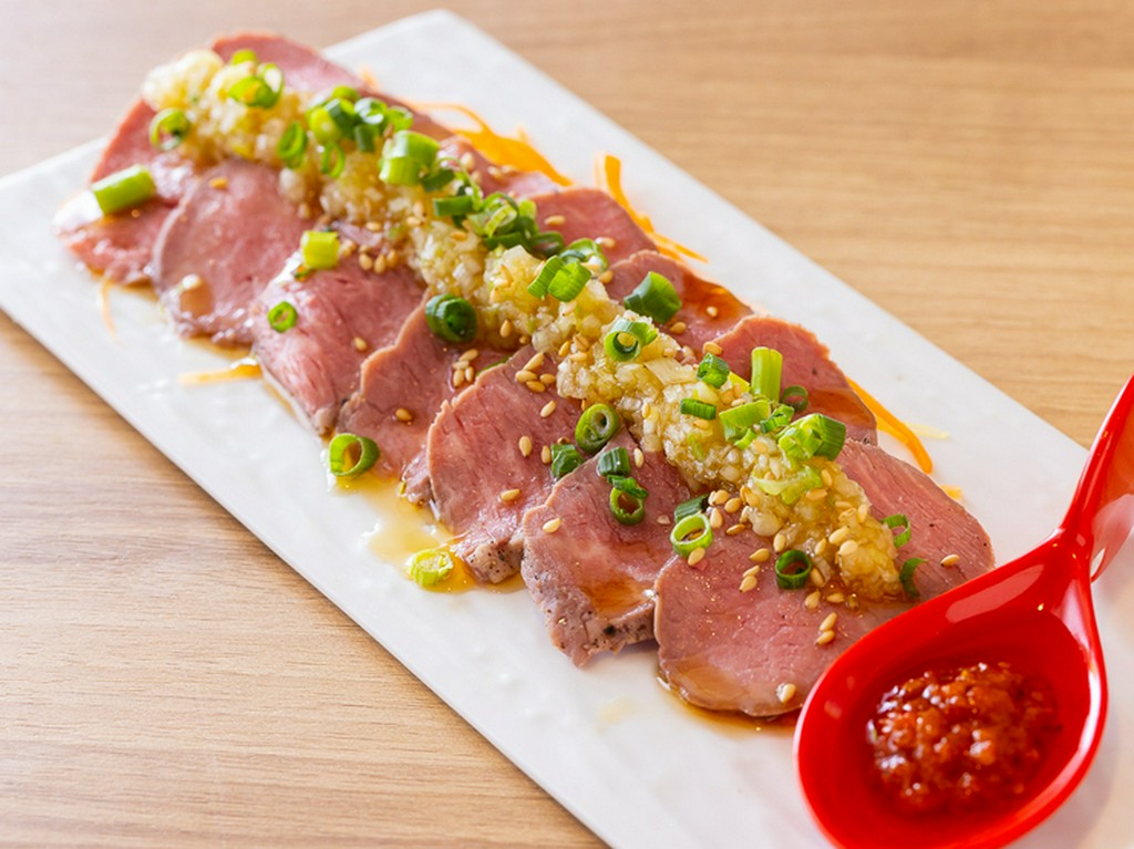 しっとり柔らかな食感に笑みがこぼれる『炙り生ラムたたき』