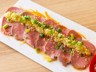 しっとり柔らかな食感に笑みがこぼれる『炙り生ラムたたき』