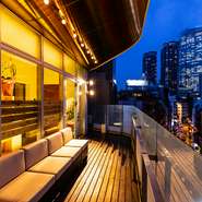 東京の夜景を眺めながら食事を堪能できる、自慢の特等席