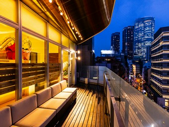 東京の夜景を眺めながら食事を堪能できる、自慢の特等席