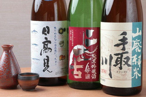 「ぜひ燗酒で味わってほしい」と店主が話す日本酒を多数常備