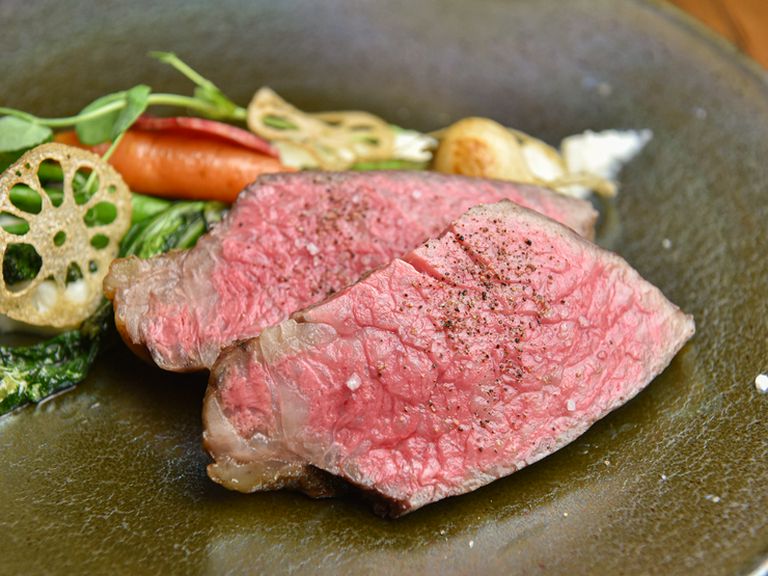 赤ワインソースが肉の旨みを引き立てる『黒毛和種 経産牛のステーキ』