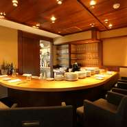 アットホームな雰囲気のなか、リラックスしてフランス料理を味わえるお店。サービスはあえてシンプルに、その分を料理に還元していきたいというシェフの想いが込められています。