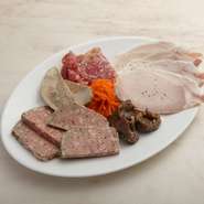 気軽にオーダーできるアラカルトもあり、2軒目需要にも応えてくれるお店。『シャルキュトリー盛り合わせ』は、1皿でワイン2～3杯分楽しめる惣菜の盛り合わせ。1品目に迷ったときにもオススメのメニューです。