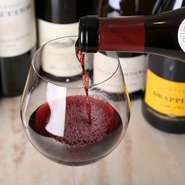 ワインはブルゴーニュ産を中心にシェフ自らセレクト。グラスで気軽に一杯から楽しめます。