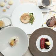 コースはひと月で内容を一新。その時期だから届けたい食材たちに、季節ならではの演出を添えて。訪れる度に新たな喜びと出合えるお店です。