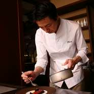 アットホームな雰囲気とカジュアルさが魅力的なお店。「サービスはあえてシンプルに、その分を料理へ還元していきたいです」とシェフ。“通えるフレンチレストラン”というスタイルを大切にしています。