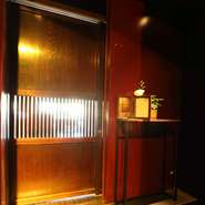 【L’attache】という店名は“繋ぐ・結ぶ”を意味するフランス語に由来。お店とゲストとの繋がりはもちろん、ゲスト同士の繋がりや食材同士の結びつきなど、さまざまな“繋がり”への想いが込められています。