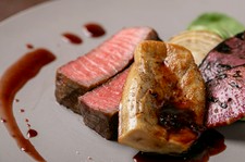 神戸牛モモ赤身ステーキに人気のフォアグラ添えてロッシーニ風でご提供！お得にフォアグラが味わえるプラン