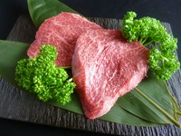 熟成神戸牛のローストビーフ80gとお肉の甘さと旨味が楽しめる厳選神戸牛モモステーキ80gの神戸牛160gコース