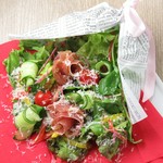 女子会や、顔合わせでのご利用にぴったりの「花束」に似せたブーケサラダから始まるこちらのコース。