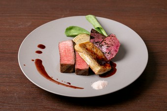 柔らかい厳選神戸牛モモステーキに人気のフォアグラ添えてロッシーニ風でご提供！