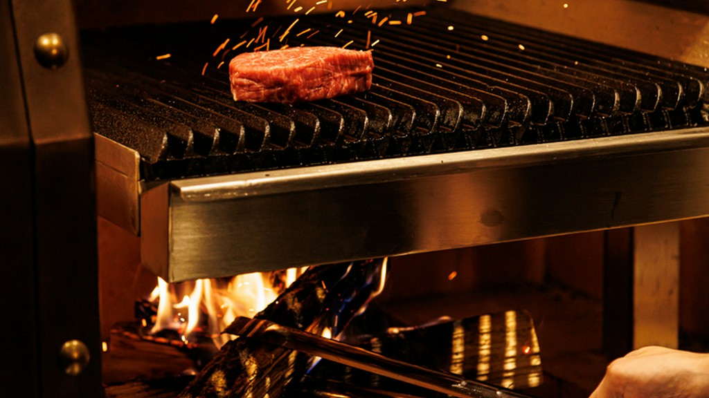 お肉が焼きあがる様子を見ることができる、ライブ感も魅力