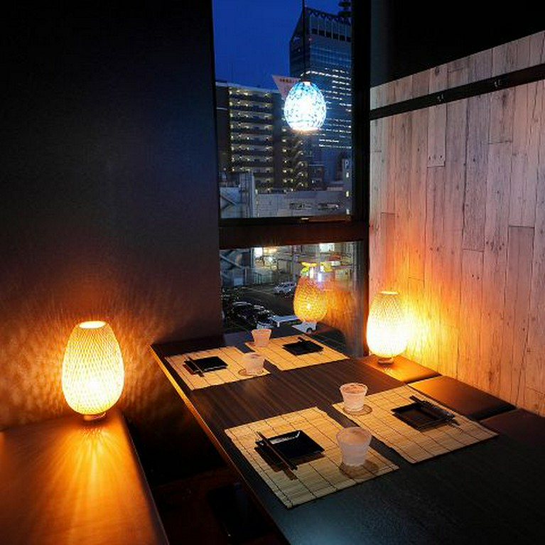 少人数と大人数の個室もご用意しております。