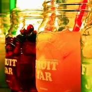 オシャレ女子のテッパンDrink『サングリア』ワイン酒場では、今まで味わった事の無い驚きの組み合わせでワイン＆フルーツのハーモニーを楽しめる。カラフルな見た目に胸キュン。