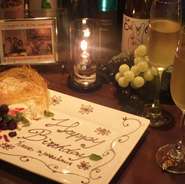 お誕生日などの各種記念日には、特製プレートをご用意。＜パーティープラン＞を予約のお客様には1枚サービス！2枚目以降は+500円でご用意可能。また＜パーティープラン＞以外でご希望の場合も+1000円でご用意可能。