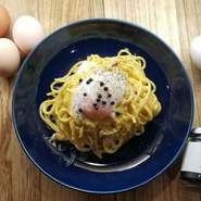 福島市松川町の安斎養鶏場のさくらもみじ卵と土湯温泉・森山の温泉卵、プチプチ食感の生黒コショウ・イタリア産ベーコンパンチェッタ、チーズグラナダパダーノ等、食材にだわって濃厚に仕上げたカルボナーラです。
