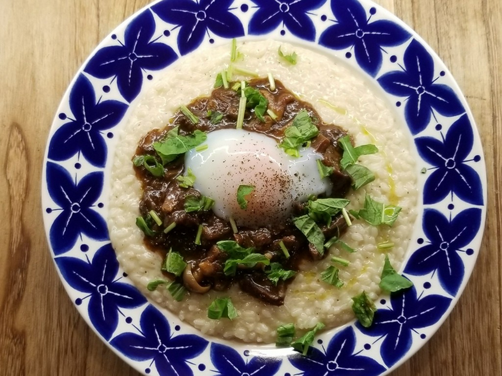 カトウファームさんの天のつぶチーズリゾット　土湯温泉卵・スパイシーミートソース添え