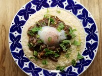 カトウファームさんの天のつぶチーズリゾット　土湯温泉卵・スパイシーミートソース添え