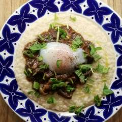 カトウファームさんの天のつぶチーズリゾット　土湯温泉卵・スパイシーミートソース添え