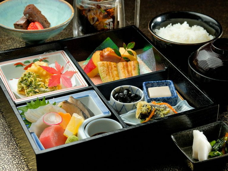 目で舌で味わう料理を囲む、大人の女子会はいかが