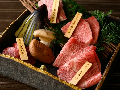 「漢方和牛」の希少肉を盛り合わせた一皿。厚切りのお肉はやわらかく絶品『希少肉4種盛り合わせ』