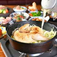 贅沢にひな鶏の半身をふっくら蒸し、地鶏ガラスープと炊いた鶏のおいしさを余さず味わう珠玉の逸品。