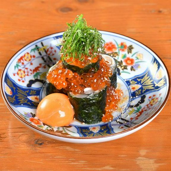 【海苔巻き地鶏ユッケ】新鮮だからできる当店自慢の逸品料理！