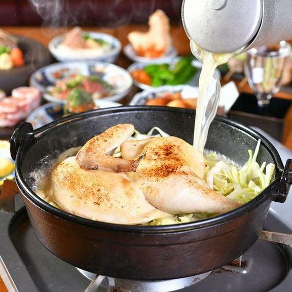 【炊き鶏】ふっくら蒸したひな鶏に鶏ガラスープかけた名物料理!