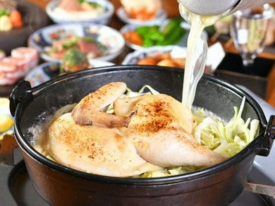 【炊き鶏】ふっくら蒸したひな鶏に鶏ガラスープかけた名物料理！