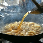 試行錯誤を重ね作り上げた、何個でも食べられる泡喰ライ特製の呑める餃子!