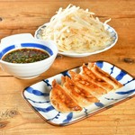 一口サイズのアテになる餃子。食べやすさと旨味の詰まった絶品!