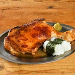 国産の骨付き鶏を特製スパイスにじっくり漬け込み焼き上げた自慢の一品。肉汁が呑める。仕上げは皿にこぼれた肉汁をおにぎりにしみ込ませて余すことなく召し上がれ。