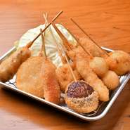 肉・野菜・魚介・変り種の10本盛り合わせです。サクサクの衣に甘めのソースが良く合います！