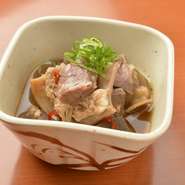 牛すじ肉を白味噌でトロトロに煮込みネギをトッピングした大阪名物です！お好みで七味や一味をかけてお召し上がりください。