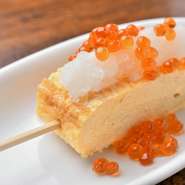 出汁巻きを串刺しにした屋台の雰囲気を楽しめる逸品です。大根おろし・明太チーズ・いくらおろしなど種類も豊富にご用意しております！