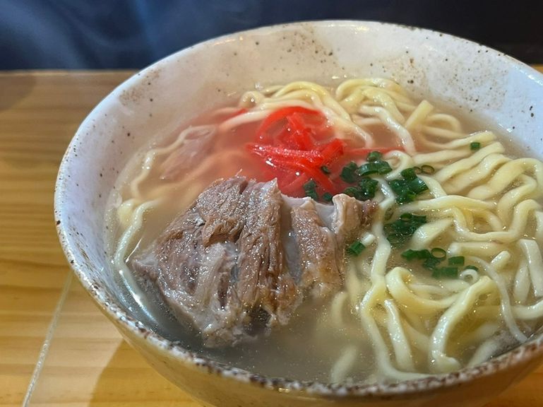 自慢の塩ソーキを使用したソーキそば