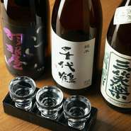 地元の蔵人と親交が深い日本酒通の店主が、富山と日本各地のおいしい日本酒を厳選。通常は入手困難な銘酒『勝駒』の大吟・純吟・純米3種セットをはじめ、日本酒の奥深さに触れられる飲み比べセットも人気です。